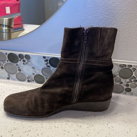 La Canadienne woman’s brown suede boot - Picture 4 of 12